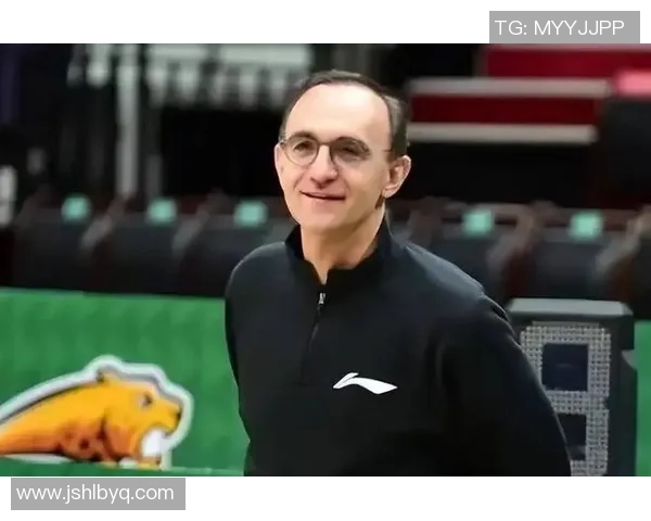 足球明星退役后转型教练之路：从球场传奇到战术大师的蜕变与挑战